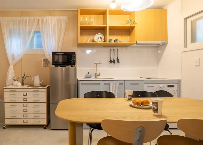 The Serenity 1961 #2mins Walk To Gyeongbokgung Palace Station #2rooms 3beds #gwanghwamun #seochon Family Trip *