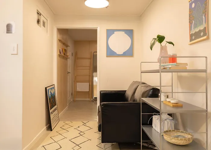 Pousada The Serenity 1961 #2mins Walk To Gyeongbokgung Palace Station #2rooms 3beds #gwanghwamun #seochon Family Trip *