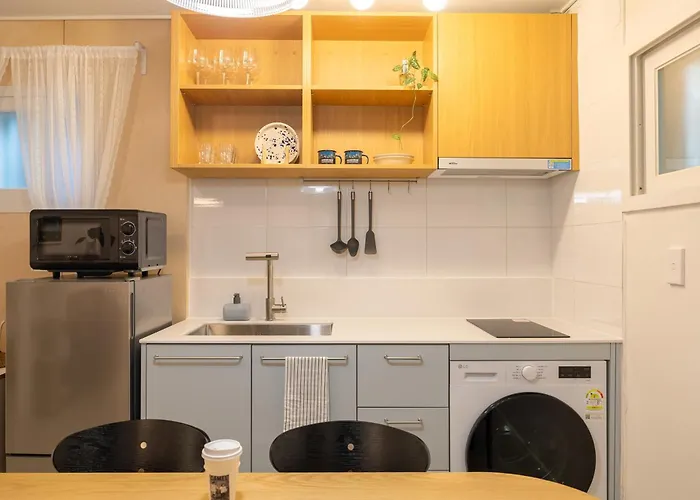 The Serenity 1961 #2mins Walk To Gyeongbokgung Palace Station #2rooms 3beds #gwanghwamun #seochon Family Trip Pousada